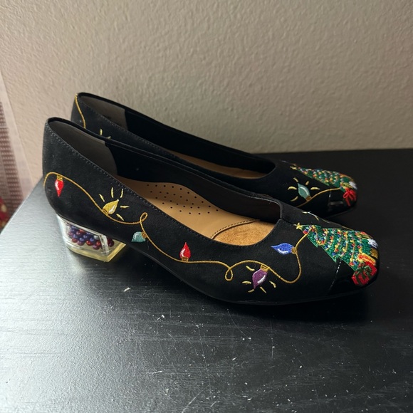 NWT J. Renee Noelsteps Holiday Suede Embroidered Pumps Sz 6,5 - Picture 2 of 12